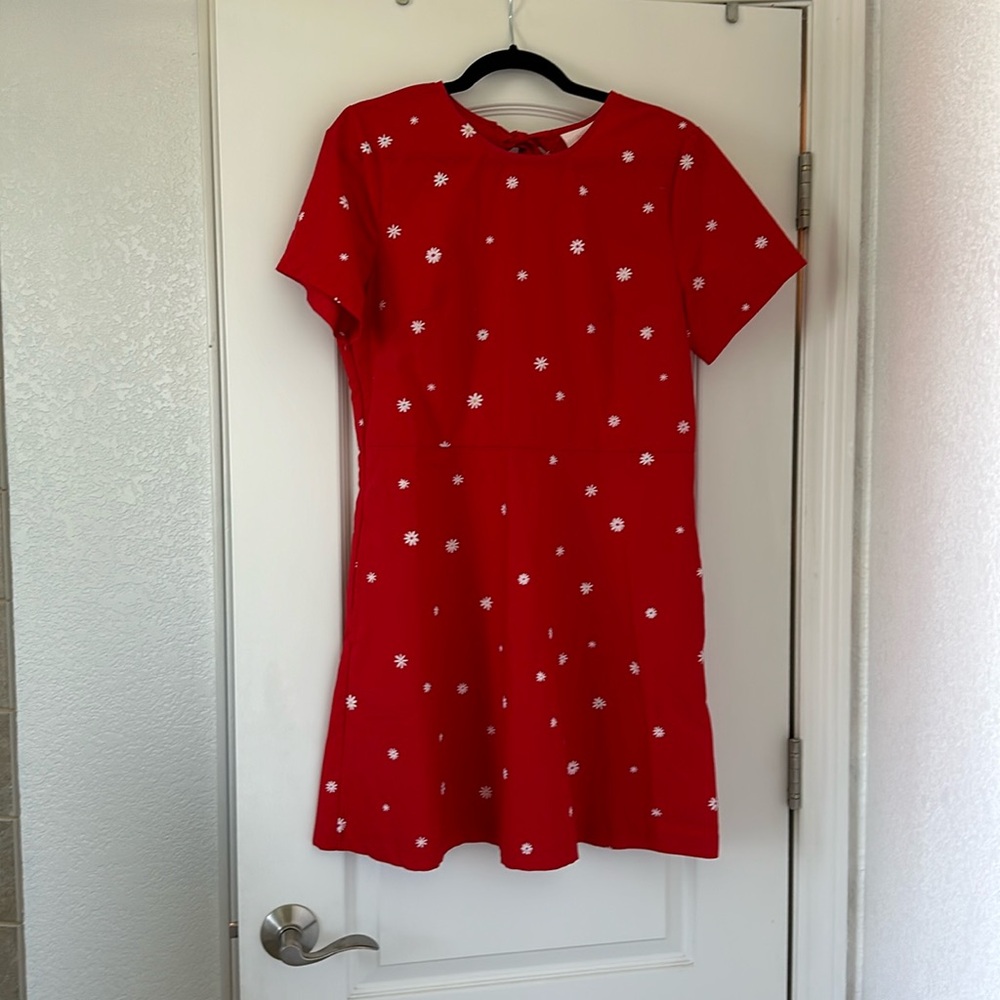 Red Ban.Do dress with daisies. Bow tie back. It has pockets!